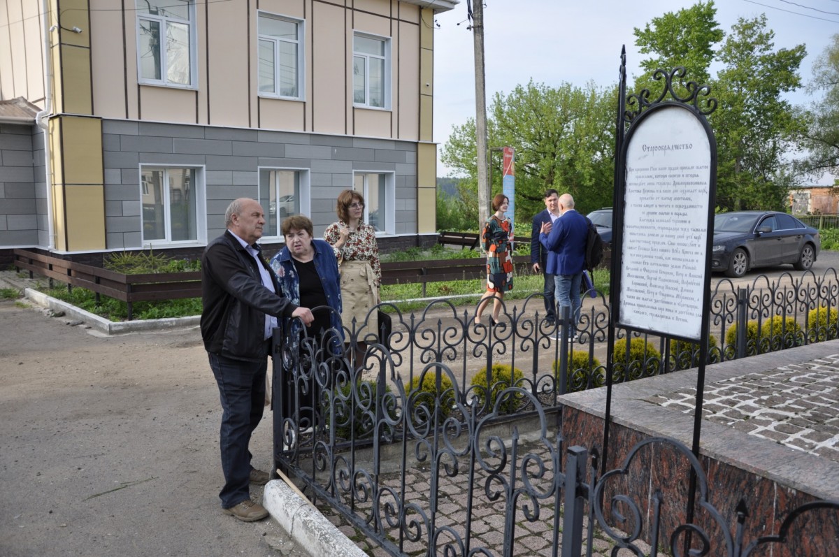 Боровский район посетила группа, в состав которой вошли видный литератор, общественный деятель и руководитель ведущего вуза страны.