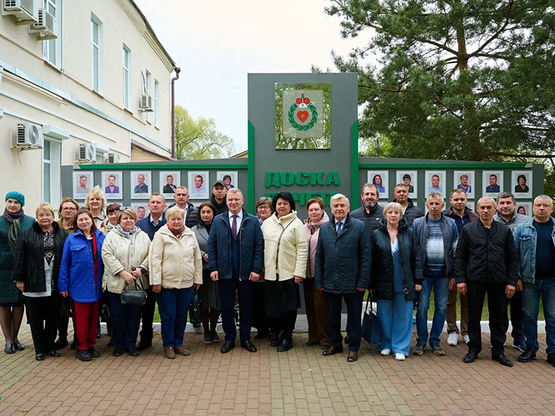 Обновленная Доска Почёта «Трудовая слава Боровского района» сегодня открылась в Боровске.
