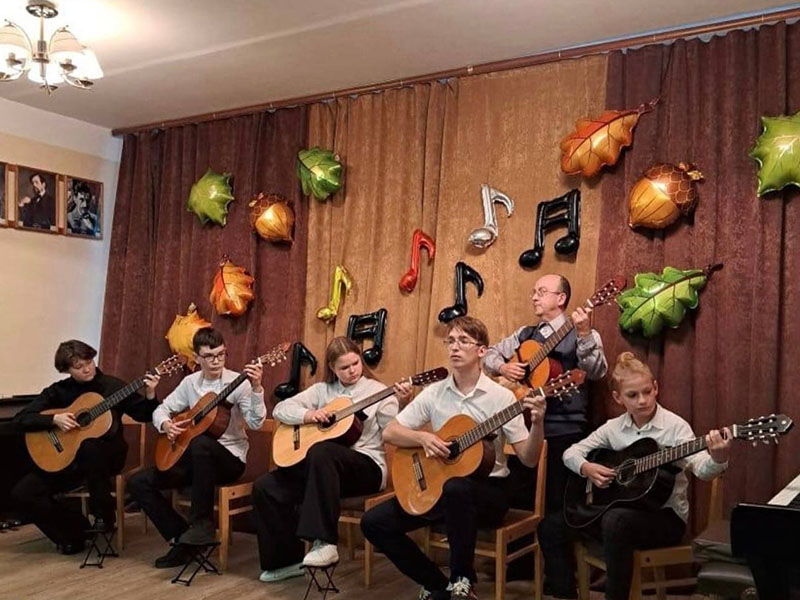 В детских школах искусств района отметили День музыки.