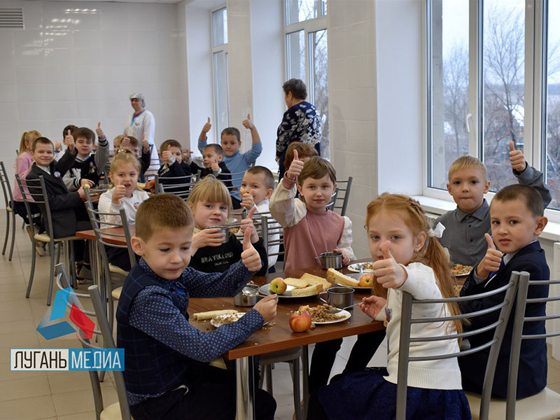 Обеды, в отремонтированной калужскими строителями столовой, нравятся первомайским школьникам.