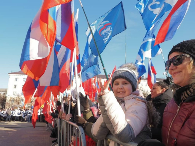 Владислав Шапша на праздничном концерте в Калуге поздравил калужан с восьмой годовщиной воссоединения Крыма с Россией.