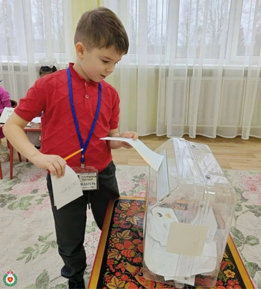 Елена Коровкина, председатель территориального избиркома, наградила победителей и участников конкурса «Выборы глазами детей».