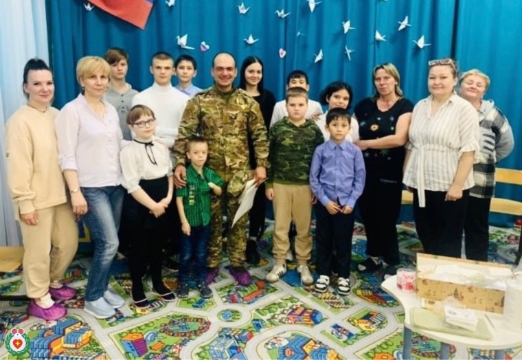 Военнослужащие Николай Мазурин и Андрей Фокин делятся особенностями службы с маленькими жителями района.