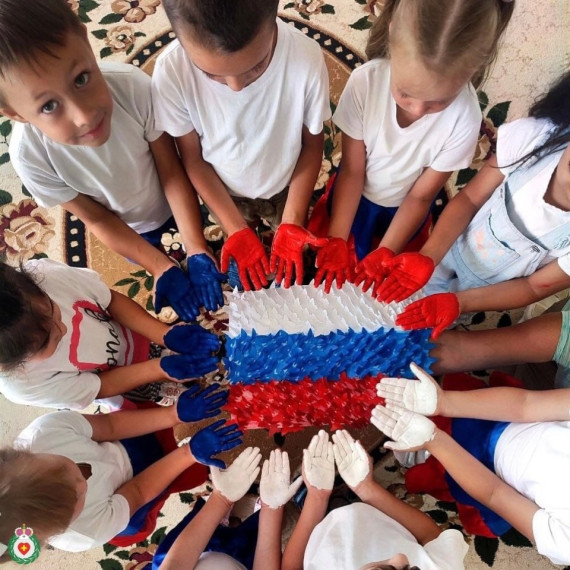 Образовательные организации нашего района приняли активное участие в мероприятиях, посвященных Дню государственного флага России..